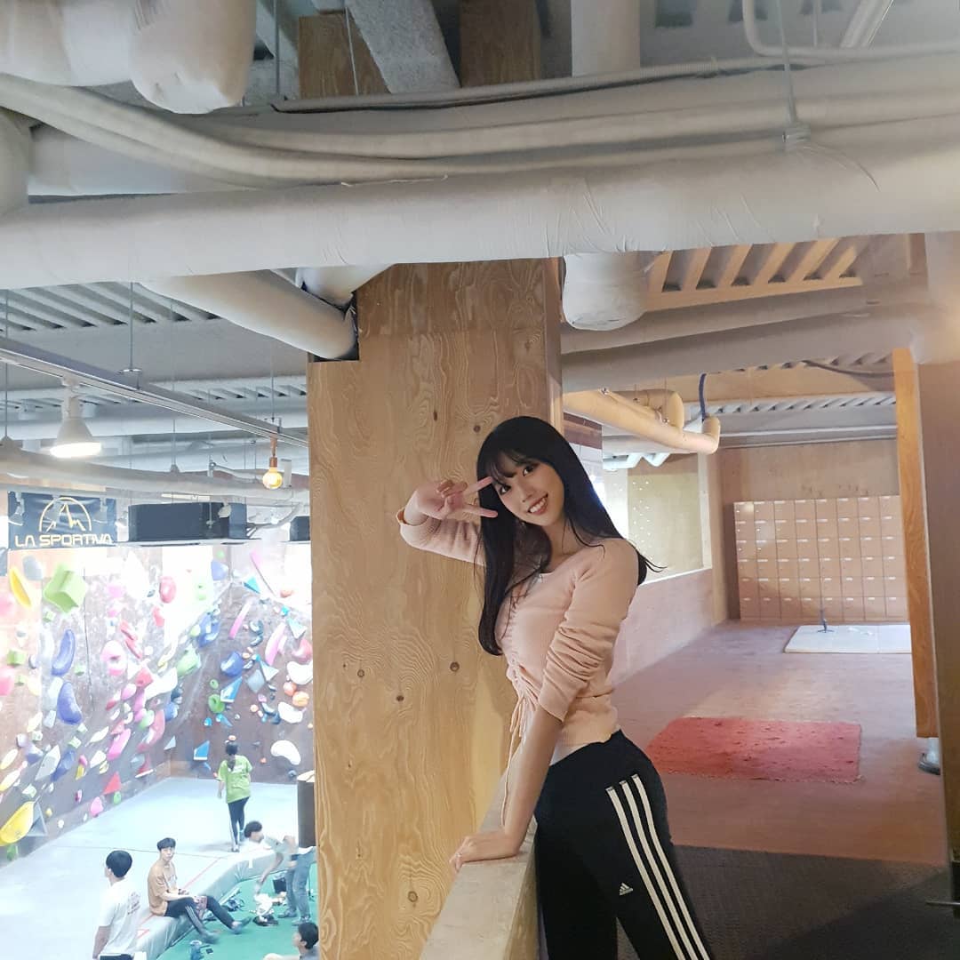 @kyu_ri_the_one on Instagram: “좋은 기회로 클라이밍을 해봤는데 생각보다 너무 재밌었따❣ . . . 클라이밍 아무나 하는 거 아닌 걸 알게되었따 올라갈 땐 선생님이 알려주신대로 파바박 올라갈 수 있지만 내려올 때는 힘 안풀리게 조심해야한다🤣 . . . 또 가구 싶은…”