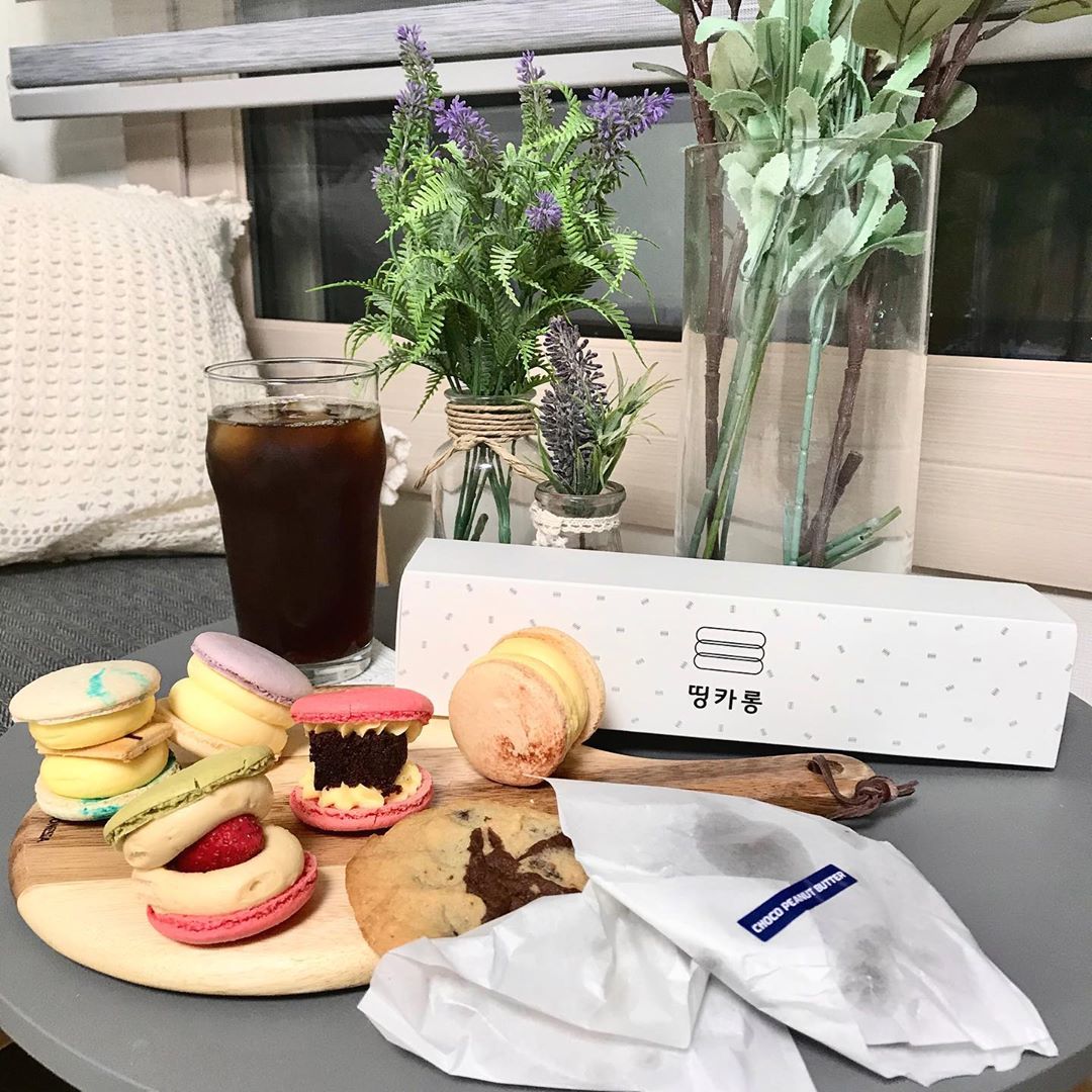 혜진 on Instagram: “없어서 못산다는 띵카롱 ❤️ 드뎌 2호점 생겼당 매일 매일 라인업 달라서 매번 다른 맛 먹을수 있움😍 평일 12시부터 10시까지 영업!! 쿠키 파는지는 이제 알았는데 진짜 존맛탱.. ㅠㅠ 🤪💕 유명한 지하철 쿠키보다 더 맛있는듯ㅋㅋㅋㅋ 🍪쿠키 맛집…”