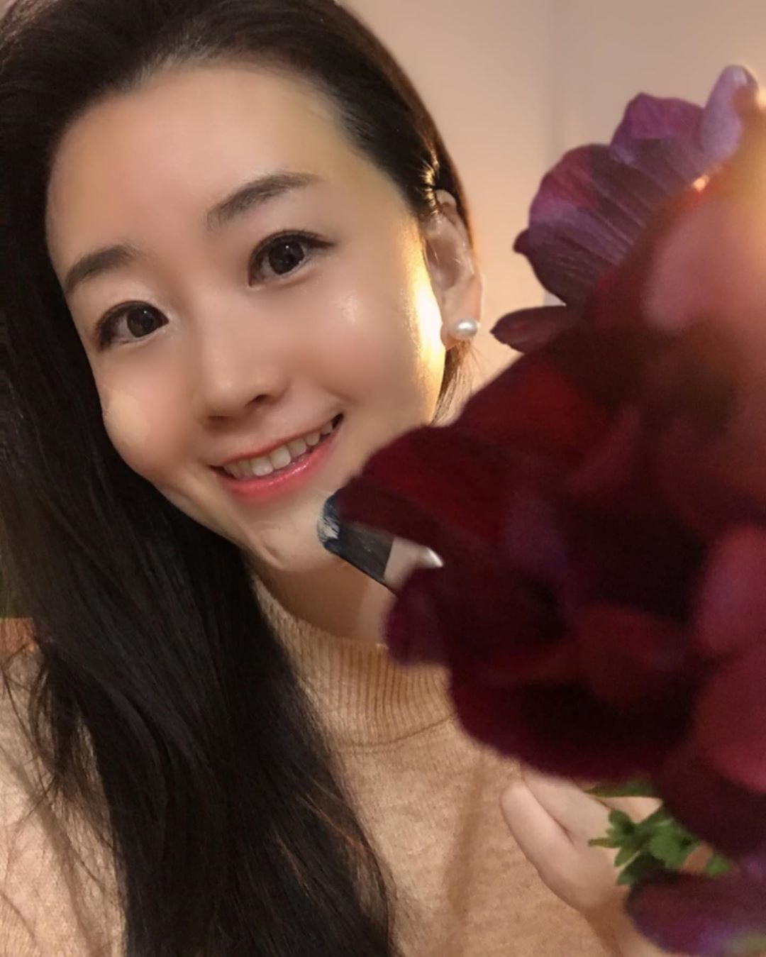 아일리 알레그리아 플라워 스튜디오🌸🌿🕊 on Instagram: “에이프릴 매직 커버 핏 파운데이션 + 예쁜 꽃무늬가 들어있는 카렌둘라쿠션 ⚛️ . . .  #에이프릴스킨 #aprilskin #리얼카렌둘라앰플광쿠션 #카렌둘라쿠션 #겨울쿠션 #광채쿠션 #쿠션추천 #추천템 #AD @aprilskin_korea…”