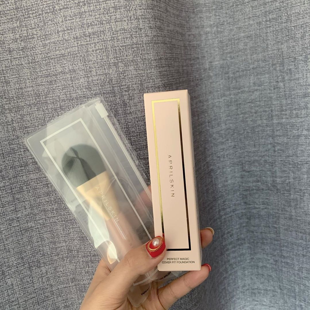 김경은 on Instagram: “스테디셀러 ‘커버 핏 쿠션’의 업그레이드 버전! 일명 50시간 파운데이션!  워터드롭이 증명하는 커버 베이스와 수분 세럼 에센스의 4:6 황금비율 -여드름 피부, 모공, 홍조 등 어떤 피부 고민이든 완벽한 커버력 * 임상 시험을 완료한 커버 & 수분…”