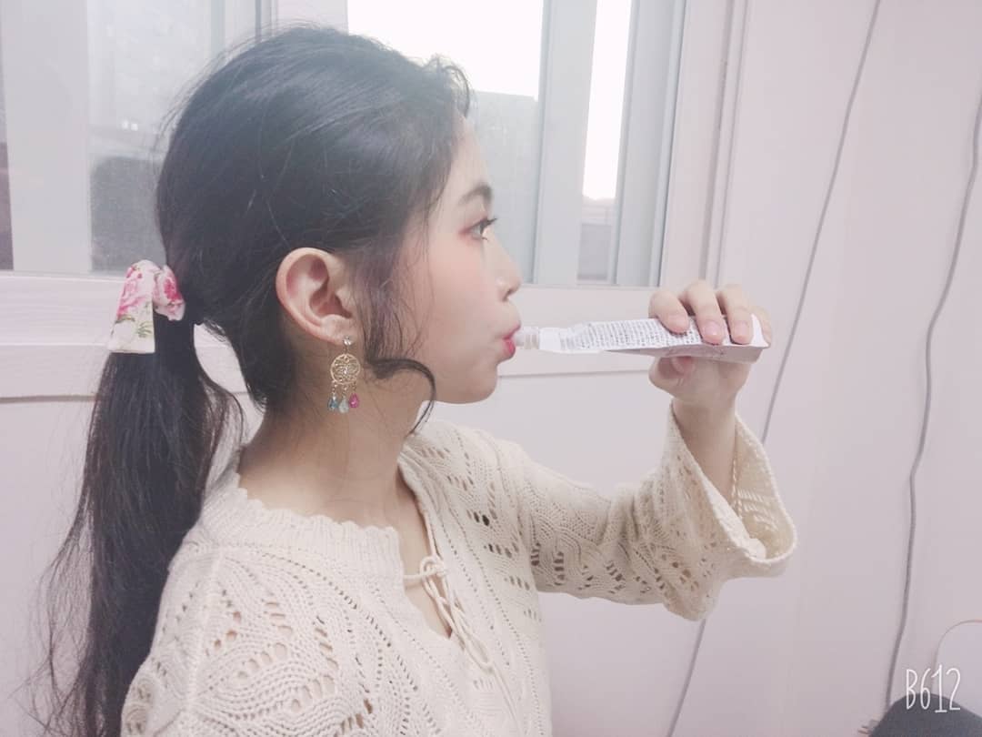 김하빈 on Instagram: “다음날 데이트나 중요한 약속있을때 요즘 꼭 챙겨먹는 붓기차에요!!! 맛도 달달하니 좋아서 자주 찾게 되네요ㅠㅠ 맨날 뭐 먹어서 아침마다 붓기걱정인데 이 아이가 많이 해결해주지용😚 #쉐이드링크 #shaderink #네이버1위 #붓기차 #붓기차추천…”