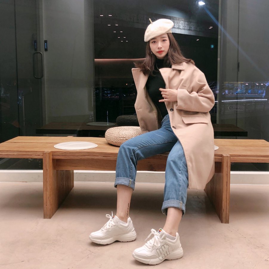 나라 on Instagram: “사복코디에 안어울릴까 걱정했는데 뭐든 소화해보리는 언디피티드 어글리슈즈 👣 밤에 찍은거라 사진빨 덜 받은게 아쉽지만 진짜 실물깡패 ㅜㅜ 택배받자마자 넘 예뻐서 오랜만에 설렛네 ,,🥰 단점이 하나있다면 너무 이뻐서 막 신지를 못하겠다는점 .🥺”