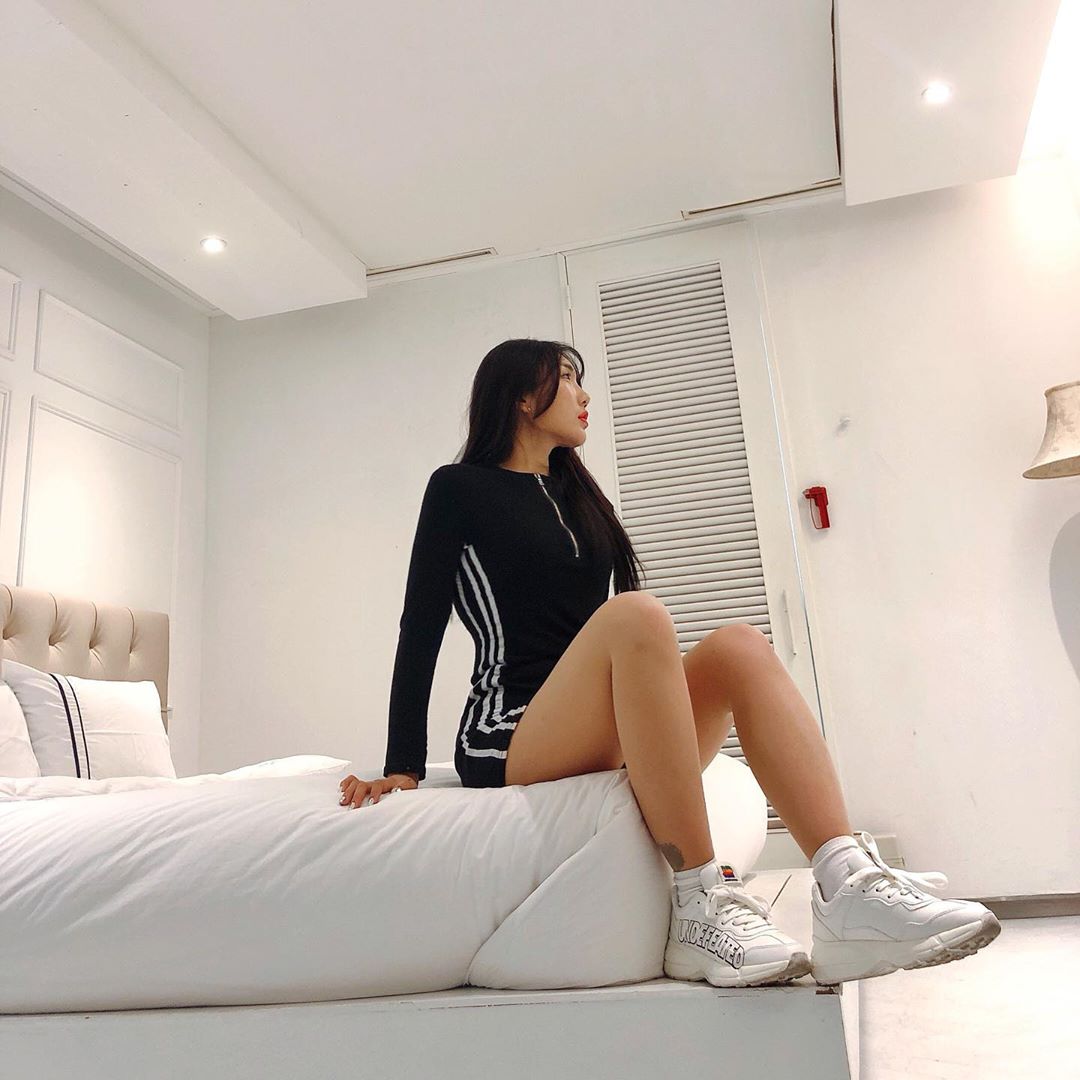 수 민  ఇ on Instagram: “요즘 내신발 최예템 ➰🥰 진짜 발도편하고 다리도 길어보여서 맨날 신는중이에요 ~~~~ 아직도 #언디핏운동화 모르는사람 설마 없주 ?  커플신발로 신어도 넘 이쁠꺼같아요 🥰 품절되기전에 얼른 챙겨두세여 !! . . . . . .…”