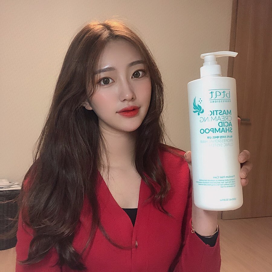 @you.ni___ on Instagram: “❤️ 매스틱 크리밍 샴푸 & 트리트먼트 ❤️ 저같이 손상 모발에 딱 맞는 이 샴푸에는 신의 눈물이라는 매스틱 성분이 함유되어 있어 머리카락에 영양공급은 물론 향도 좋다는 점 !  모두 매스틱으로 윤기나는 모발 만들어요 〰️ . . . . #매스틱…”