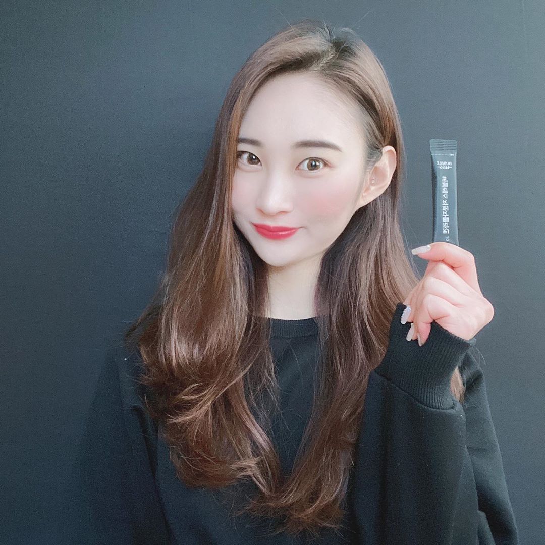 ᴵᴹᴴᴱᴱ ♥ on Instagram: “상큼한 레몬맛🍋 어디서든 간편하게 섭취가 가능한 스틱포 포장 #버블레스저분자콜라겐 콜라겐 합성의 기본 물질 비타민C와 활력을 위한 비타민B, 히알루론산 함유된 #먹는콜라겐 #피쉬콜라겐 #버블레스피쉬콜라겐 #버블레스콜라겐 #버블레스 #저분자콜라겐…”