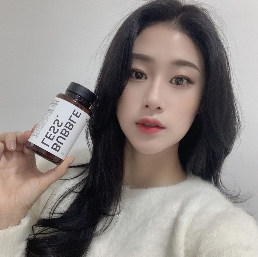 쏘영🐷 on Instagram: “월경전 증후군으로 피부도 뒤집히고, 고슴도치같은 나를 위해서 요즘 매일 챙겨먹고있는 #버블레스릴리프  감마리놀렌산, 비타민c ,L-테아닌 이 들어있어서 피부 상태 개선이나 월경전 변화 상태에 대해서 도움을 준다구해옹! . 건강보조제 없으면 안되는…”