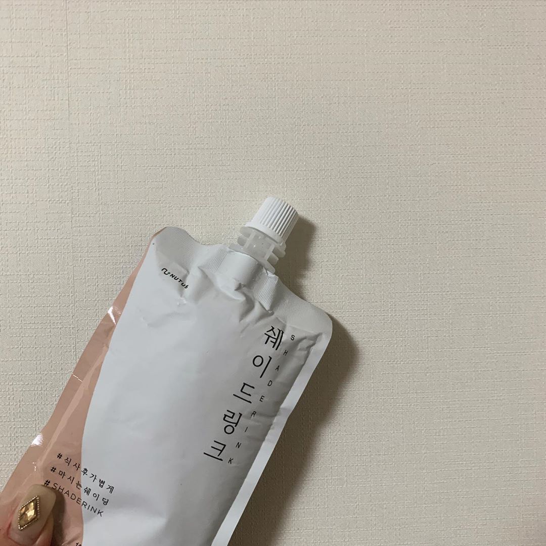 ✨현댕(28) on Instagram: “#쉐이드링커🖤 진심 자고 일어나면 얼굴이 터질거같은,, 심지어 입술까지 붓는 내가!!!!!!! 야식🍗먹고 한개 쓱 하고 잤는데 평소보다 덜 부었다는거 ㅠ 원래는 식후 2번 마시는 붓기차인데, ✔️야식먹고 마시기 넘나 좋👏🏻👏🏻👏🏻ㅎㅎㅎ 부담감 없는…”