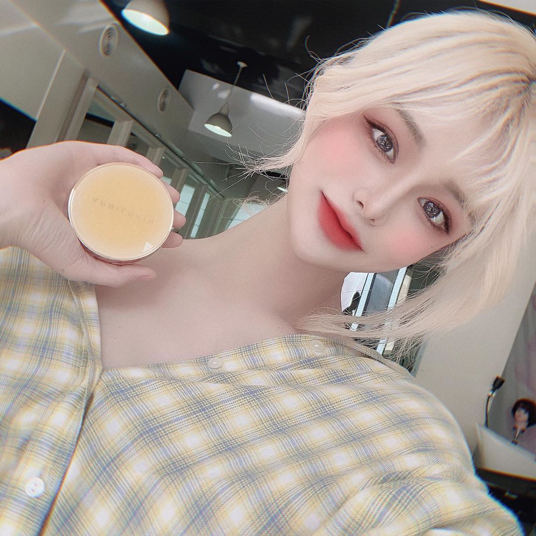 혜경/헤어/코덕/뷰티인플루언서/미용/대구/강남 on Instagram: “쿠션 이뽕 안에 꽃모양 너무 귀염 뽀짝  21호 쓰는 분들은22호 써야 할거 같아용 한층더 밝게 나온 그런 기분 ! 커버는 뭐역시 말할거 없구  광이빤짝빤짝 . . . *꽃잎 베이스의 하이라이터 특성 상 기존 쿠션보다 밝음*  21호 라이트베이지]…”