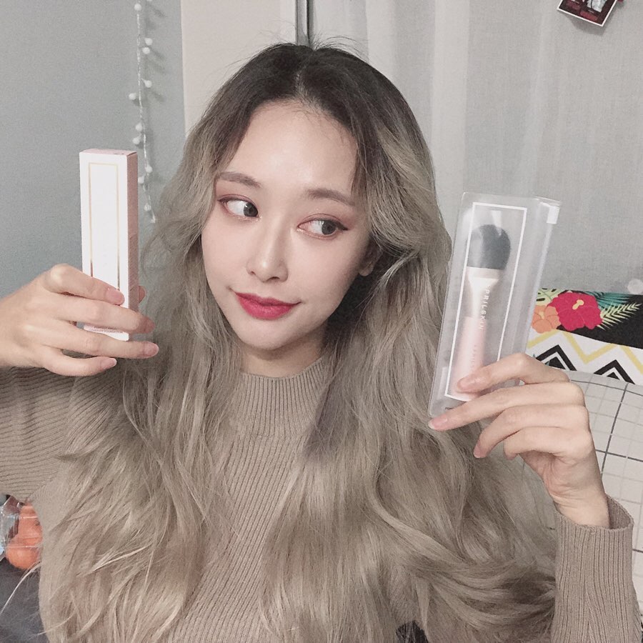 하나 on Instagram: “. #에이프릴스킨파운데이션 #에이프릴스킨브러쉬 . . 선물받고 깜짝 놀랬던 파운데이션이에요😊 . 발림성,마무리감, 촉촉함까지!  딱 겨울 파운데이션에 잘어울리는 아이!  브러쉬까지 퍼펙트한 세트로 꼭 만나보세요💙 . . . #모델 #협찬…”