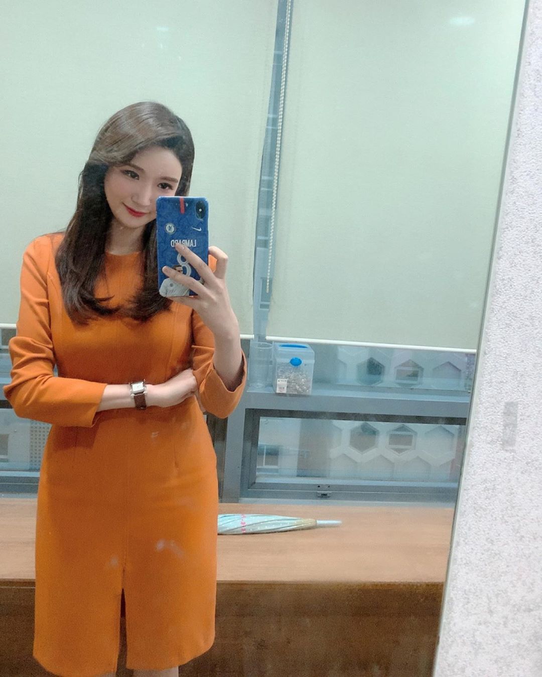 신민영 on Instagram: “촬영때 개인 파데랑 붓쓰는 날에 분장쌤께 갖다드린 믿쓰 @aprilskin_korea 전문가도 인정해준 #에이프릴스킨 파데&붓🍊”