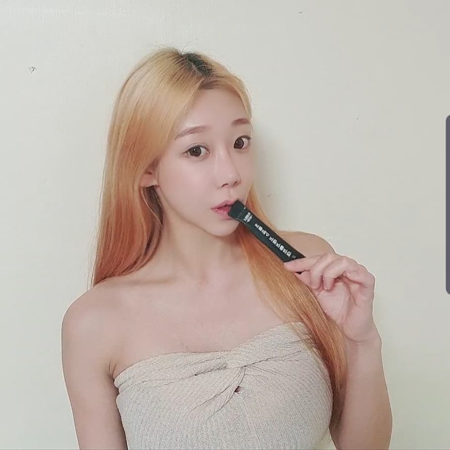 다희 DAHEE on Instagram: “그냥 맨물이 싫어서 레몬타먹는거 죠아하는데 버블레스콜라겐은 레몬맛도 나면서 콜라겐이 함께 있으니 일석이조🍋☺️ . ➡️콜라겐 특징!) 분자 구조가 작은 피쉬 콜라겐을 사용하여  체내 흡수율이 높음 / 콜라겐 합성의 기본 물질인 비타민C와 활력을 위한…”