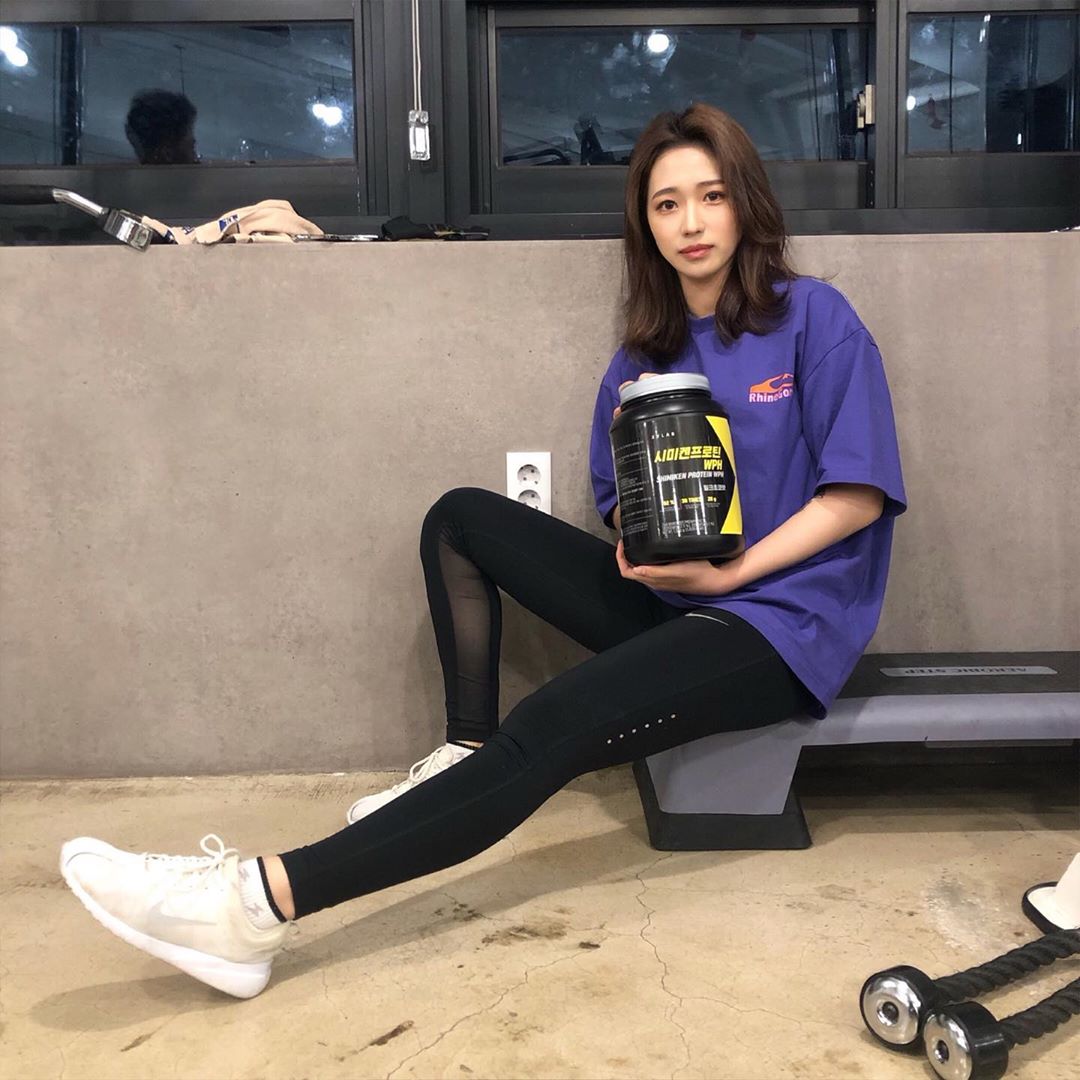 나라 on Instagram: “난 모르겠지만 남자라면 아는 시미켄의 아침 식단 노하우인 브로콜리, 토마토, 양배추, 호박등 10종의 야채와 20종의 아미노산, 16종의 비타민과 미네랄 함유된 프로틴이래용 ! 헬린이,헬창들은 이거부터 쟁겨놓는걸루 ~~? 😝”