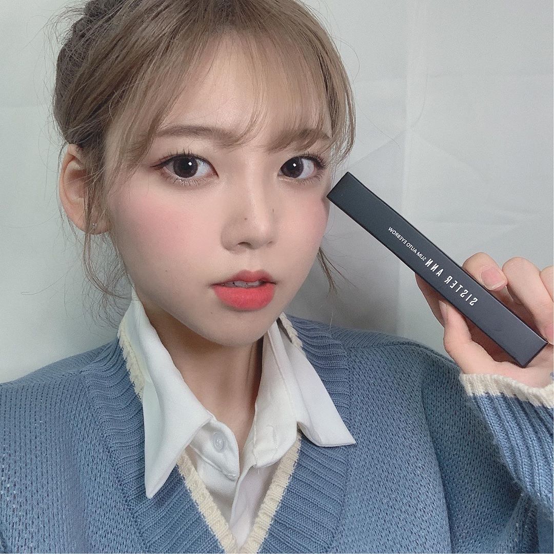 정아린 on Instagram: “염색한 것 때문에 한창 아이브로우 갈아탈 때가 돼서 알아보던 와중에 씨스터앤 아이브로우를 접하게 됐다! 원래 쓰던 브로우가 뭉침이 너무 심해서 신경쓰였었는데 기대하지도 않았던 부분에서 씨스터앤이 나를 감동시켰다 ㅠㅅㅠ 뭉침 전혀 없고 발림성도 너무…”