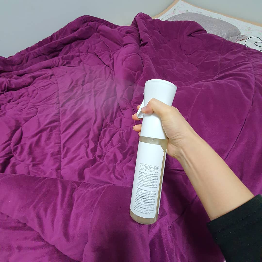 miseon😍😍 on Instagram: “럭키를 가지고 난 뒤 주위 환경에 대해서 더욱더 신경을 쓰고 냄새도 잡고 하는 중인데 미니멀 센트인 라벤더향으로  은은하면서 상쾌한 향으로 더욱더 집안을 산뜻하게 만들어줘!  안개분사를 하기 때문에 뭉침이 전혀 없고 향균 99.9% 항 곰팡이 및…”