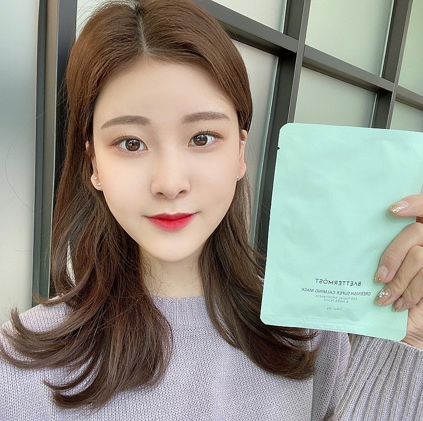 경규민 on Instagram: “. 평소 마스크팩을 자주 사용하는데 이 제품은 다른 마스크팩에 비해 굉장히 얇아서 피부에서 마스크팩이 뜨지않고 잘 달라붙어서 그런지 흡수력이 더 좋게 느껴진다💚 . #배러모스트 #bettermost #그리니쉬슈퍼카밍마스크 #초록마스크 #수분케어…”