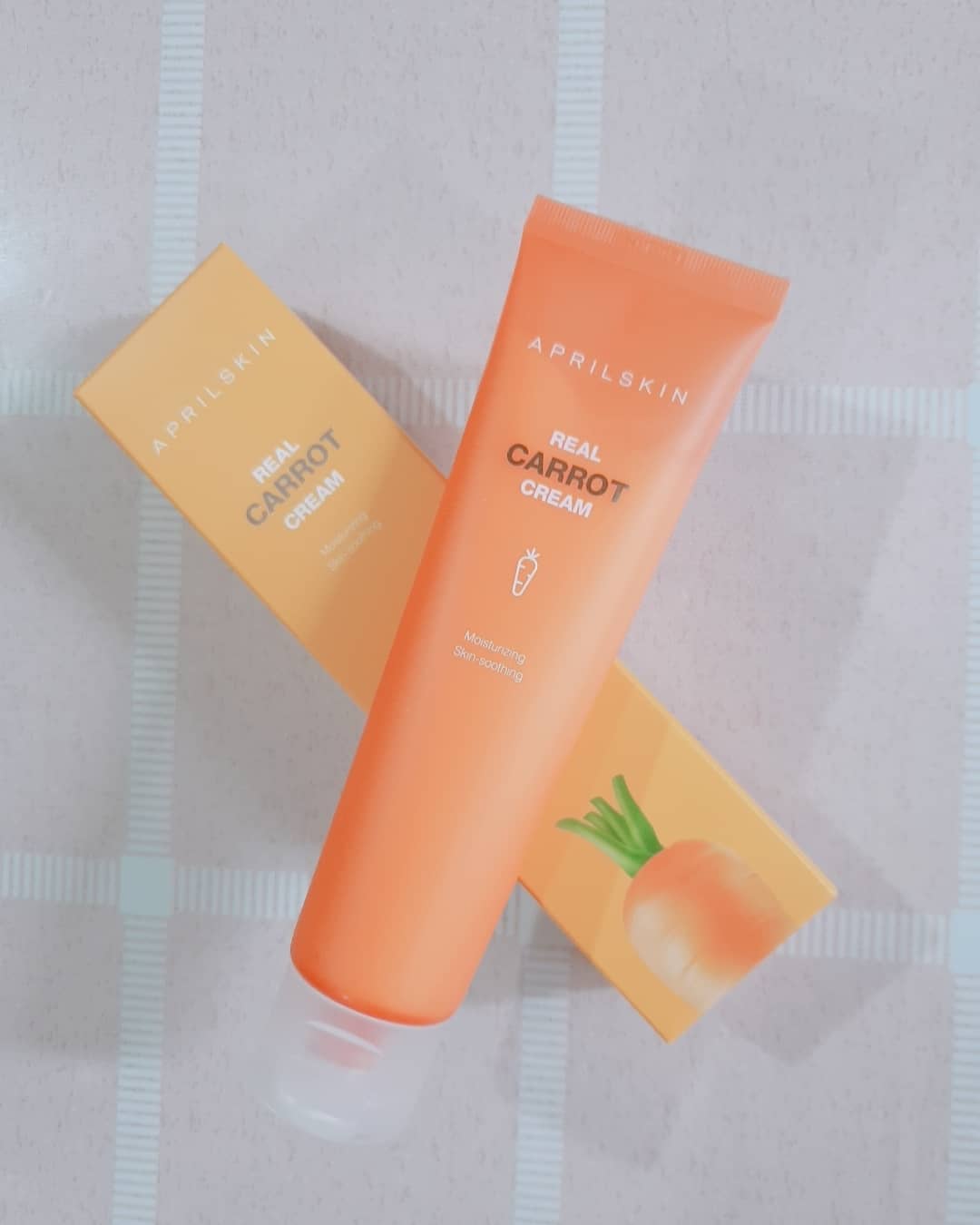 떠아블리❣ on Instagram: “정말 당근같이 생긴 요 귀여운 아이는 에이프릴 리얼당근크림 🥕 리얼 당근 유래 3종 함유로 피부진정& 수분보습 효과가 있다고해서 건조한 겨울 날씨에 딱인 요 당근크림 겟🥕 인공색소가 아니라 진짜 당근이 함유되어 연한 노란색의 촉촉한 제형에 여드름성…”