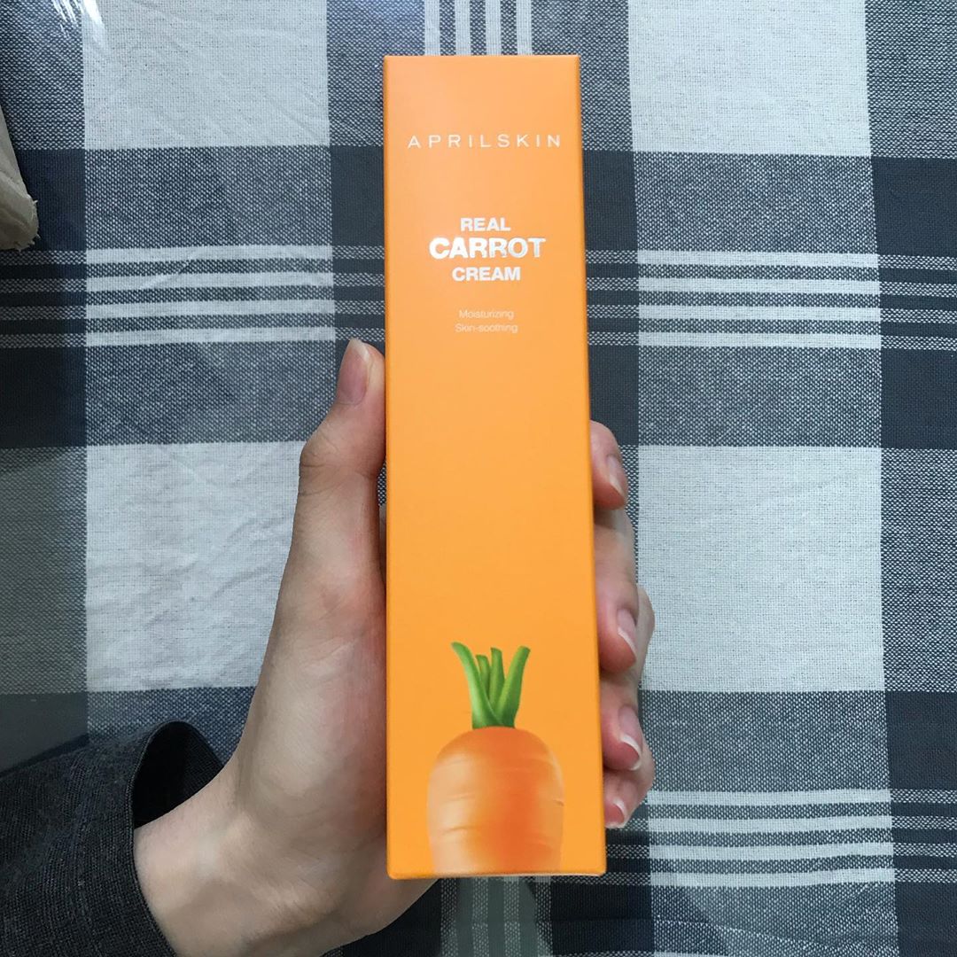 모찌언니 on Instagram: “에이프릴스킨 리얼캐롯 블레메쉬 클리어 크림이에용용🤭 진짜 당근이 들어가서 크림에 비타민 A가 가득가득 함유되어있다네용  요즘 겨울철이라그런가 보통 수분크림을 써도 피부가 쉽게 푸석푸석해졌는데 당근크림을 쓴 후로 생각보다 보들보들해졌어요 사용한지는 한…”