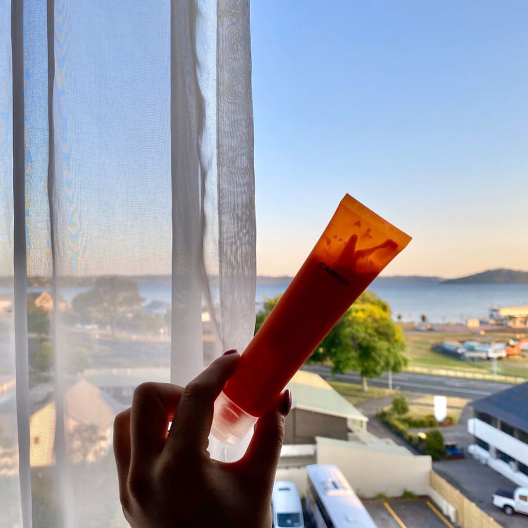 𝚒𝚛𝚎𝚗𝚎 𝚐𝚢𝚞𝚗𝚐𝚢𝚎𝚘𝚗 𝚙𝚊𝚛𝚔 on Instagram: “호주와서 적도의 땡볕 받았더니 이마랑 콧등이랑 다 화상입었ㄷㅏ 껍질벗겨지구 진짜 난리도 아닌데 이거 냉장고에 두고 바르거나 팩처럼 올려두면 엄청 빨리 진정돼서 진짜 매일 쳐발쳐발중 크림용기도 자 타입 아니고 튜브타입이라 훨씬 편하게 쓴다ㅇ 비행기…”