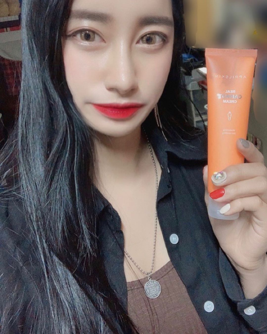 @sarah_h0129 on Instagram: “💫비타민A로 💨추운 겨울날씨💨때문에 건조해진 피부를 생기있게! 💫인공색소가 아닌 🥕당근🥕원료 색상을 그대로 담은 연한 노란색 텍스처! 💫알코올과 화장으로 인해 피부가 많이 힘들어한다면,, 매끈하고 쫀쫀한 #캐롯크림 🥕 💫바를 때마다 🥕을 직접 갈아서…”