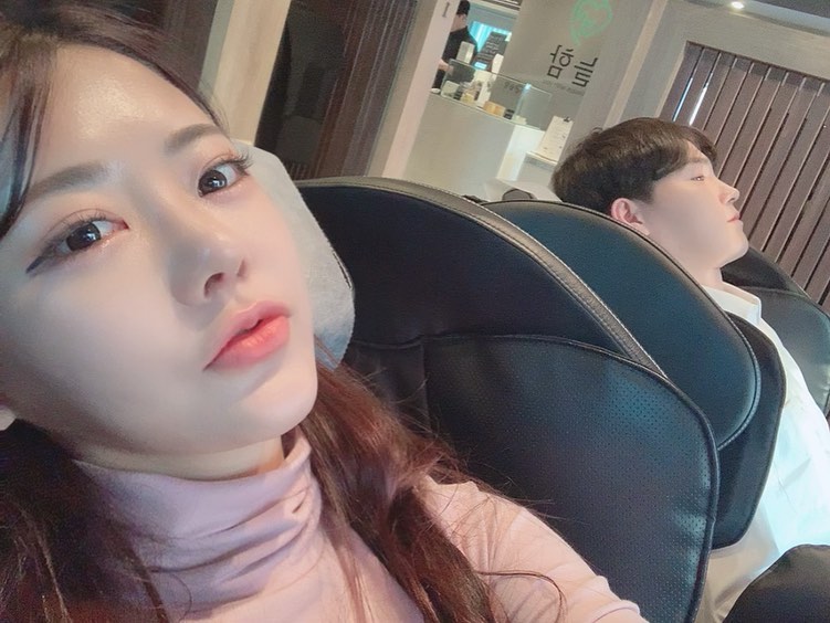 최수지(28) on Instagram: “뷰맛집, 디저트맛집, 안마맛집 #잠실데이트  이병헌보기전 밥먹고 근처 이색데이트 찾다가 몸도 뻐근하고 피곤해서 안마카페 다녀왔당!! 이마튜에 안마의자 있으면 그냥 못지나치는데 요기 차원이 다름 ㅠㅠ사람이해주는거 같아요 !! 가격도 핵저렴 잠실데이트…”