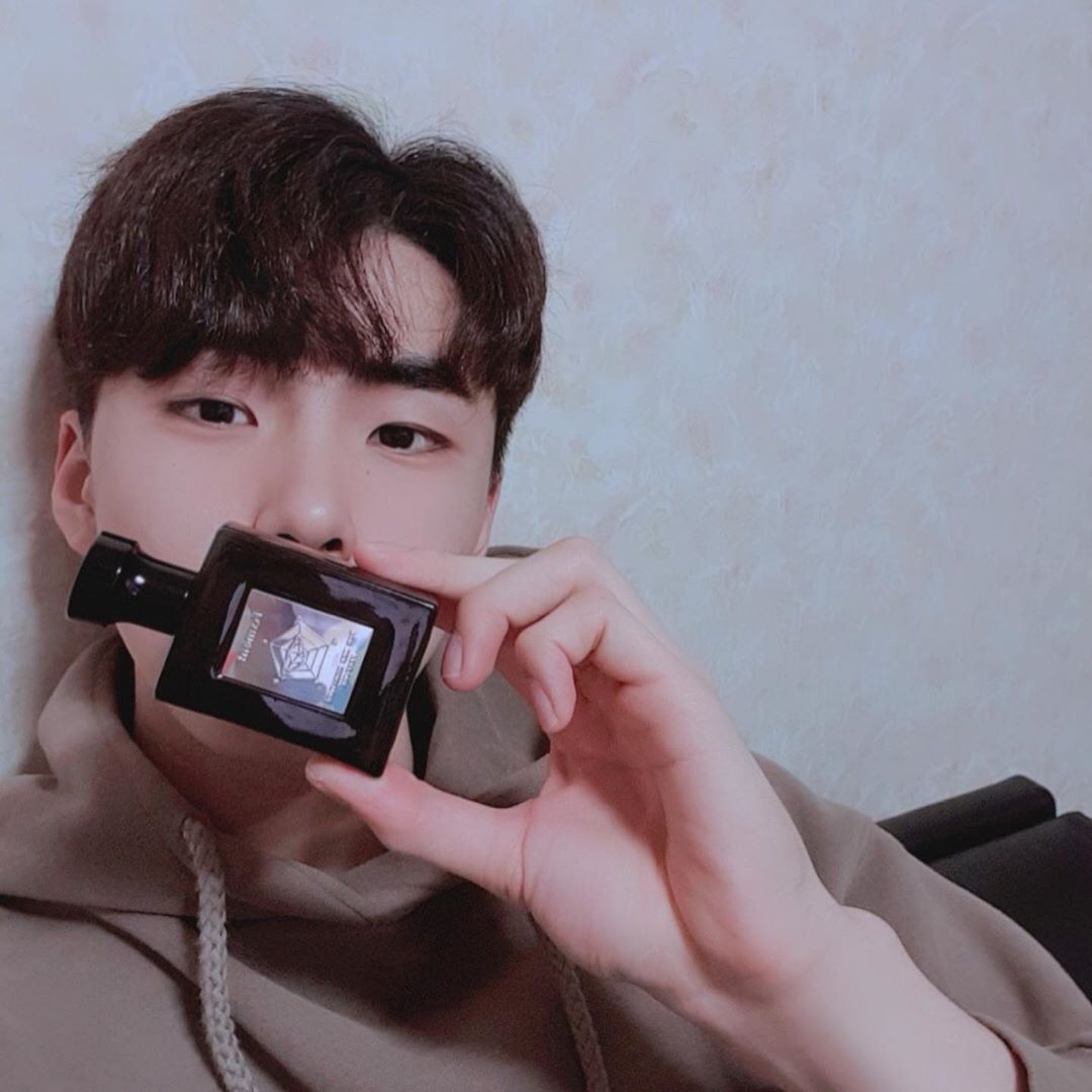 유 진 on Instagram: “인혁이가 봄향수 찾기도 하고~ 그냥씻고만 나와도 좋은향기 났으면 해서 포맨시그니쳐 퍼퓸 선물해줬당ㅎㅎㅎ 향에 드럽게 민감한앤데 되게좋아해서 다행🥰 퍼퓸이랑 올인원퍼퓸샤워라고 나는 바디워시만되는줄알았는데 인혁이가 읽어보니까 샴푸랑 얼굴클렌징까지 다…”