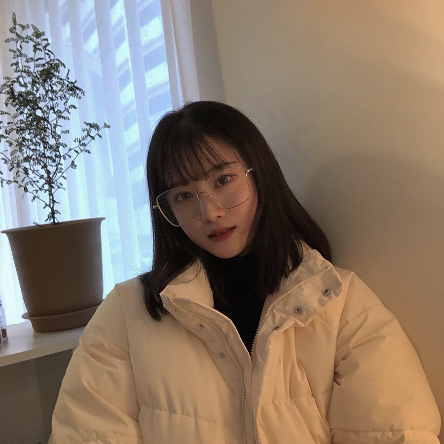 이신애 on Instagram: “이런 안경이 요즘 트렌드라길래 꽁무니 한 번 쫓아 볼려구 껴봤는데 너모 편한걸🤓✨ 안경안에 렌즈끼고 안경 껴버리깅♥️🎵
.
.
.
.
.
.
. #안경 #안경쇼핑몰 #남자안경 #여자안경 #패션안경 #투명안경 #뉴트로안경 #커플아이템 #선글라스”