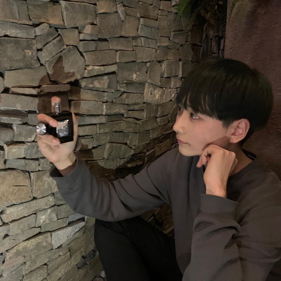 최재혁 on Instagram: “@forment_korea  포맨트 코튼허그향 향수랑 바디워시를 사용해봤는데요 ! 향수는 약간 섬유유연제 냄새가 나면서 친구들은 약간 향이 연해지니까 좋다고 하였고 누나들이 좋아하던 향 이였습니다 ! 바디워시향도 되게 깔끔해서 좋았습니다 남성분들…”