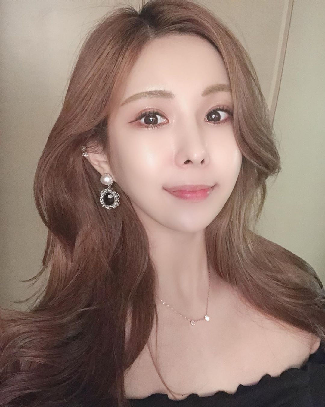 Seo.A on Instagram: “...아 넘 예뻐서 셀카 100장 찍고 싶당🧏‍♀️ 어쩜 이로케 고급스럽죠?! 그린은 첨인데 우아하고 영롱해+_+ 십자가 모양도 정말 갖고 싶었는데 큼직한데 가벼워요!!💕 . 자체제작 핸드메이드 귀걸이 맛집✨ @b.lah_b.ling . ⭐️ 큐빅…”