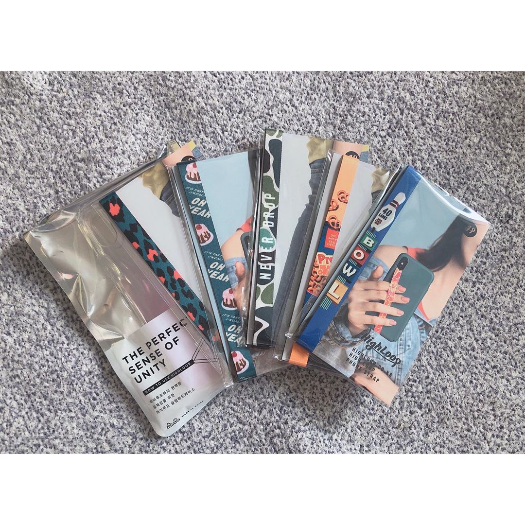 만두: )🥟 on Instagram: “⠀ 🤳🏻끈 하나로 개성있는 폰이 되다니🧡 ⠀ 일반 투명 케이스 너무 지겨워서 매번 갈아끼웠는데, 요놈이 뭐라고 계속 예뿌네🤦🏻‍♀️🤦🏻‍♀️ ⠀ 여러번 갈아끼우고 싶은데 아까워서 못쓰고있,,,💙 조만간 다른걸로 갈아끼워야디🙆🏻‍♀️ ⠀ #하이루프…”