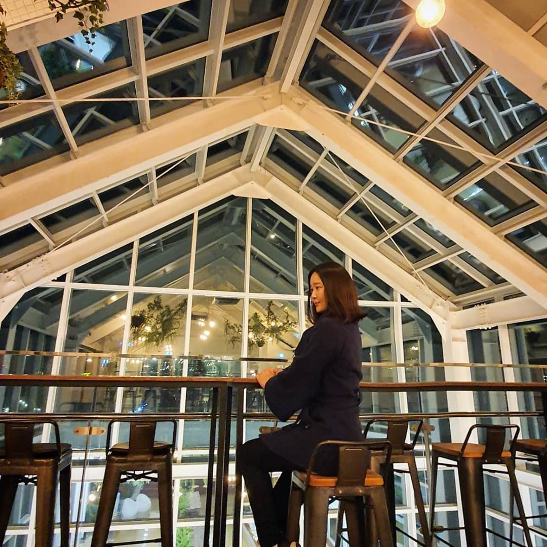 리융디 on Instagram: “⚛ #nov133 용인에 괜찮은 곳을 찾아냈다! 술쟁이들과 알쓰가 같이 갈 수 있는 수제맥주카페 👍 심지어 맛도있어ㅋㅋ  차를 가져가도 걱정없는게 무알콜맥주도 이뜸 😉 그리고 포토존이 많다. 저녁에 가도 이쁘지만 낮에 빛 들어오는 창은 진짜…”