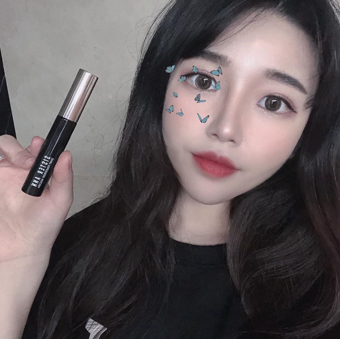 이로울 이 예쁠 아 on Instagram: “마..마지막.. 마스카라 만날 번져서 스트레스 받았는데 특수 제작된 스마트 브러쉬로 볼륨+롱래쉬+파워컬링+꼼꼼 마스카라를 1개로 디엔드  #유수분에 강해서 번짐없이 오랜시간 유지된당”
