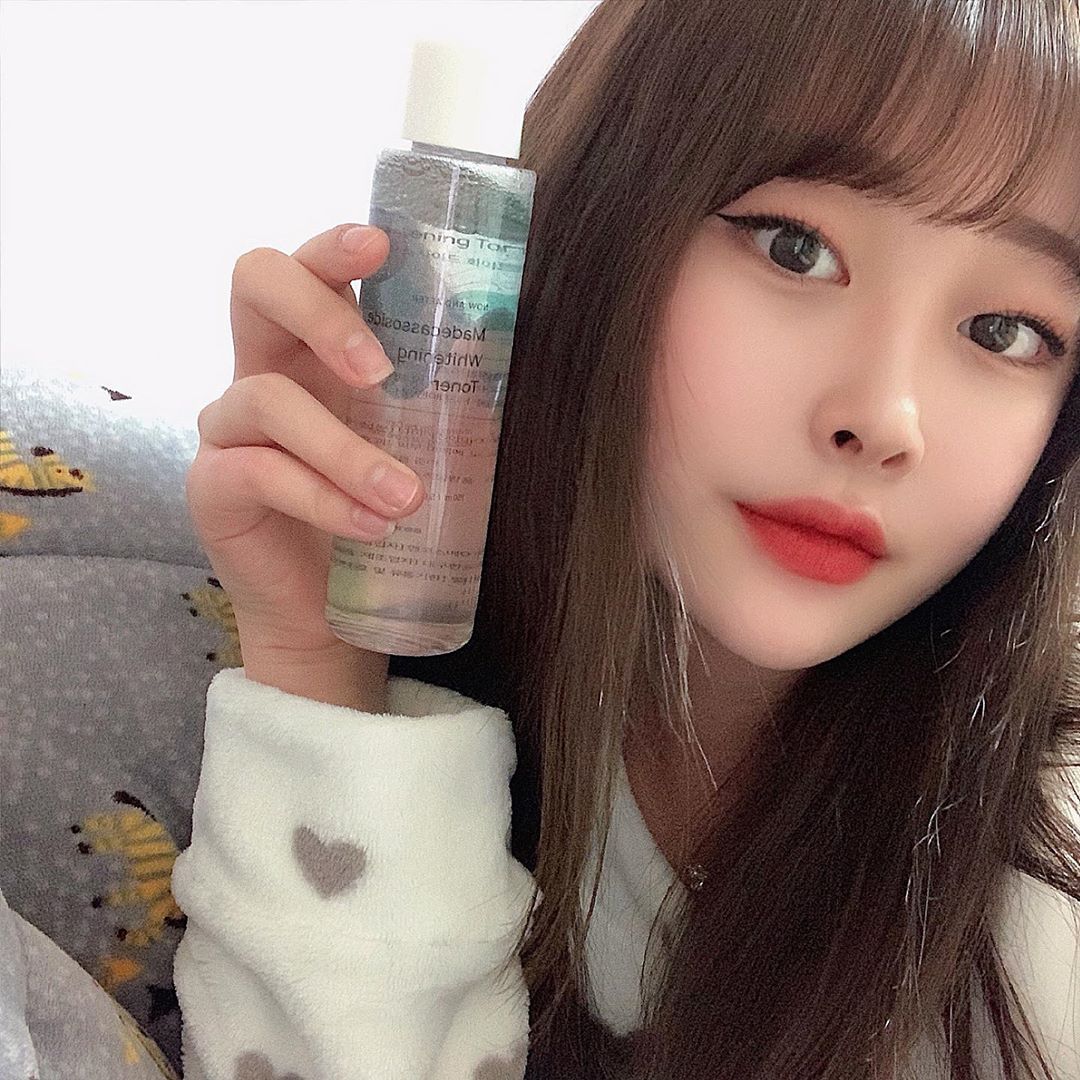 장소영 on Instagram: “#마데카소사이드화이트닝토너 - [ 화장품 다이어트를 위한 올인원 토너 ] - 착한 성분으로 가득한데 게다가 기능성 원료가 고함량인 제품 ✨ - 토너 하나로 화이트닝 + 보습 모두 완벽해서 남성분들께 추천해드려요 ✨ - 제품 특유의 쫀쫀함으로 피부결이…”