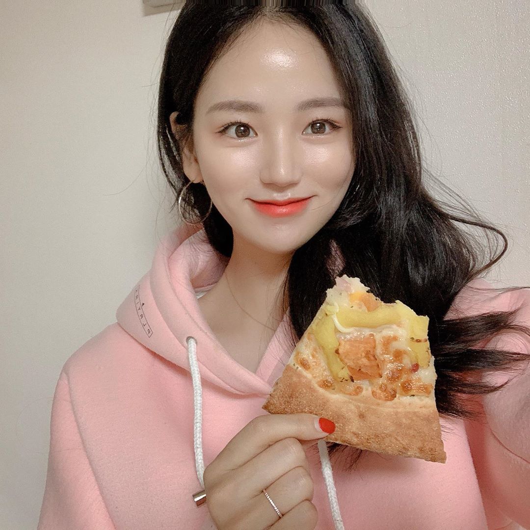 🌷꽃세영 on Instagram: “미피에 떡볶이세트라니!!!!! 😍
떡볶이 쫄깃하고 매운게 한 그릇 뚝-딱~~~~~~~~
.
.
.
.
.
#미스터피자#미피#신제품#복희세트#가심비#꿀조합#셀카#셀피#데일리#일상#소통#팔로우#먹방#먹방스타그램#먹스타”