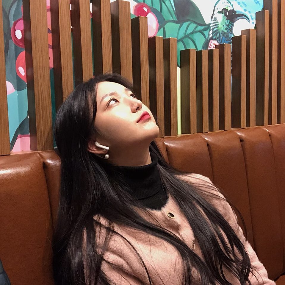 장미 on Instagram: “*뒷장 광고주의* 죄송합니다..! . . . .  #순녹퍼펙트화이트닝비타민펩타이드앰플 ☁️ 앰플인데 화이트닝 기능이라 요며칠 꾸준히 바르고 리뷰 하고싶어서  올리고싶은거 꾹 참고 올리는 리얼 후기 제품👀😚 - 오늘 엄마도 좀 뽀얀해졌다고…”