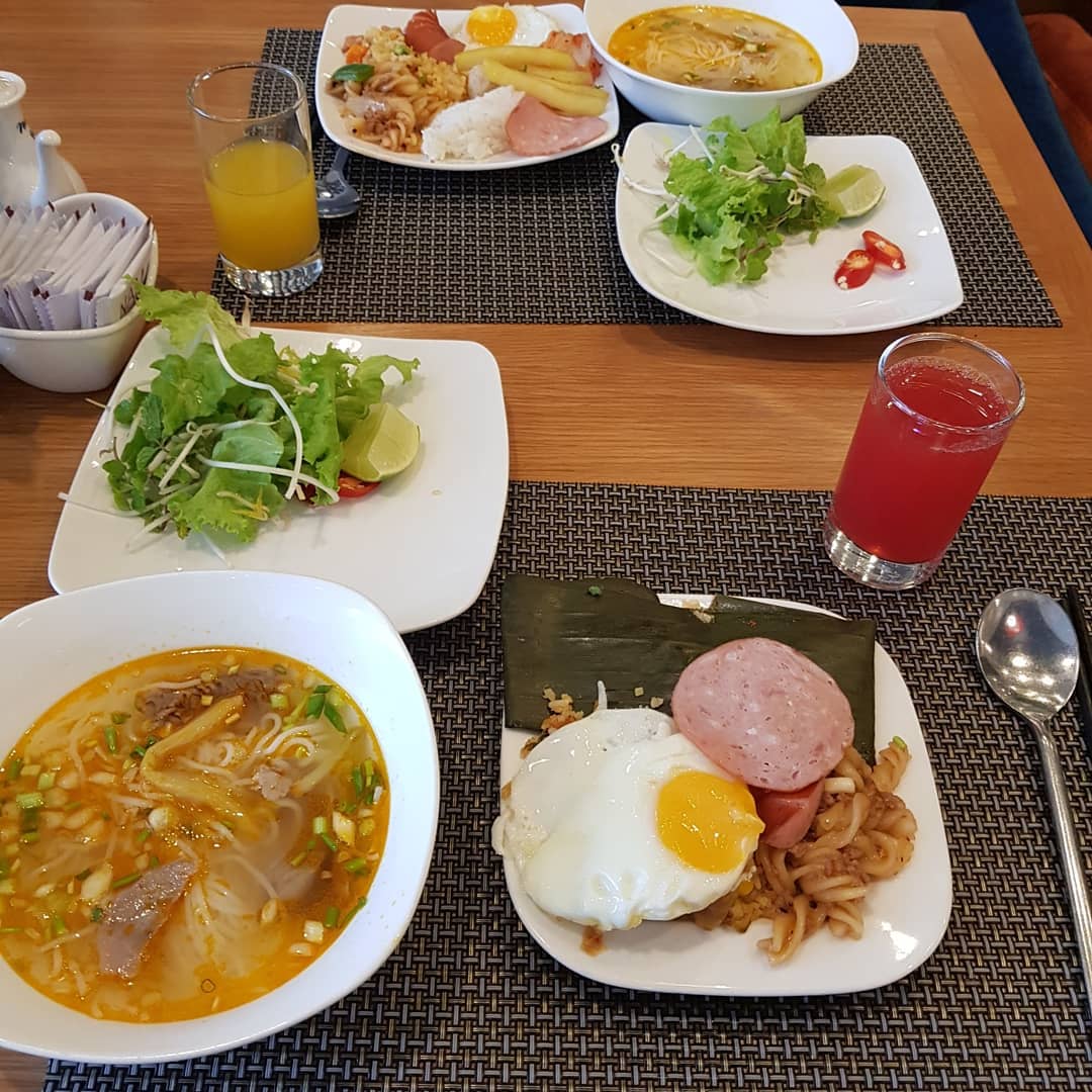 2번째 날🇻🇳
첫 조식! 호텔 조식 진짜 👍거의 음식점
후식까지 완벽! 
반쎄오 바두엉 가고싶었지만 뗏으로 일찍 마감..ㅠ 대신 옆집 반쎄오랑 어묵꼬치!😆
베트남 콜라 신기하다ㅎㅎ *외국에도 중국사람들이 많다..ㅠㅠ*

#베트남여행🇻🇳#뗏기간
#반쎄오바두엉 #못가고😂 #옆집 #반쎄오 
#자유여행✈️ #먹방여행🐷 
#코로나조심😷