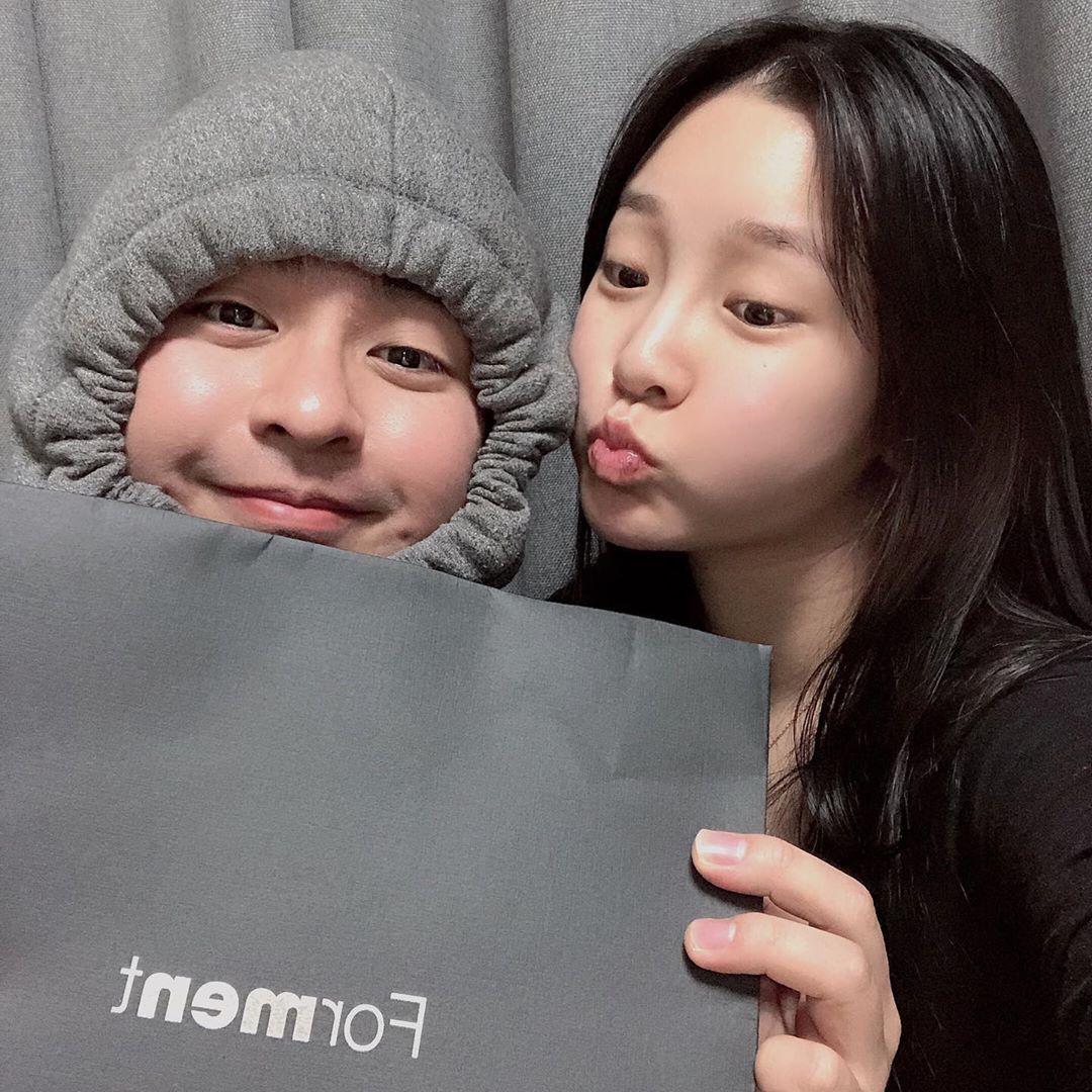 💟늘탱이 일기장💟 on Instagram: “미리 발렌타인데이 선물 🛍🎁 포맨 시그니처 퍼퓸 코튼키스향 사용했는데 향이 너무 좋아서 계속 뽀뽀하구 싶은 향이다..😳 완전 귀염탱이가 섹시한 남자 같이 보여서 눈을 다 비볐네? 희희  올인원 퍼품샤워는 클렌징,샴푸,바디 까지 한 번에 다 할 수…”