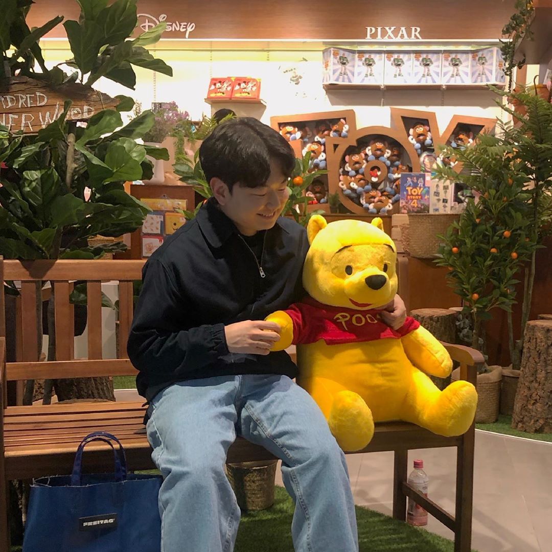 민성 on Instagram: “푸-하🍯
#곰돌이푸 #스모어마켓 #winniethepooh”