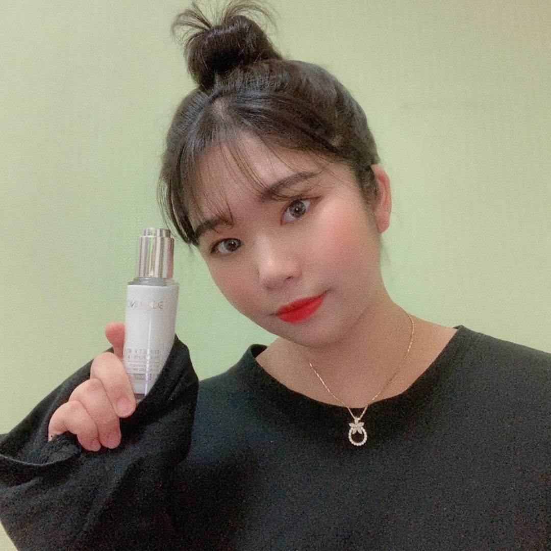 지우 on Instagram: “순녹 미백앰플 약 한달간 사용해봤는데  요거 바른 날이랑 안 바른 날 화장 차이가 너무 다르다:-) 꾸준히 사용하니 피부가 밝아지는 느낌✌🏻 앰플은 처음 사용해보는데 일반 로션, 크림이랑은 비교도 안되는 수분감👏🏻 . . . 그나저나 도라에몽 손…”