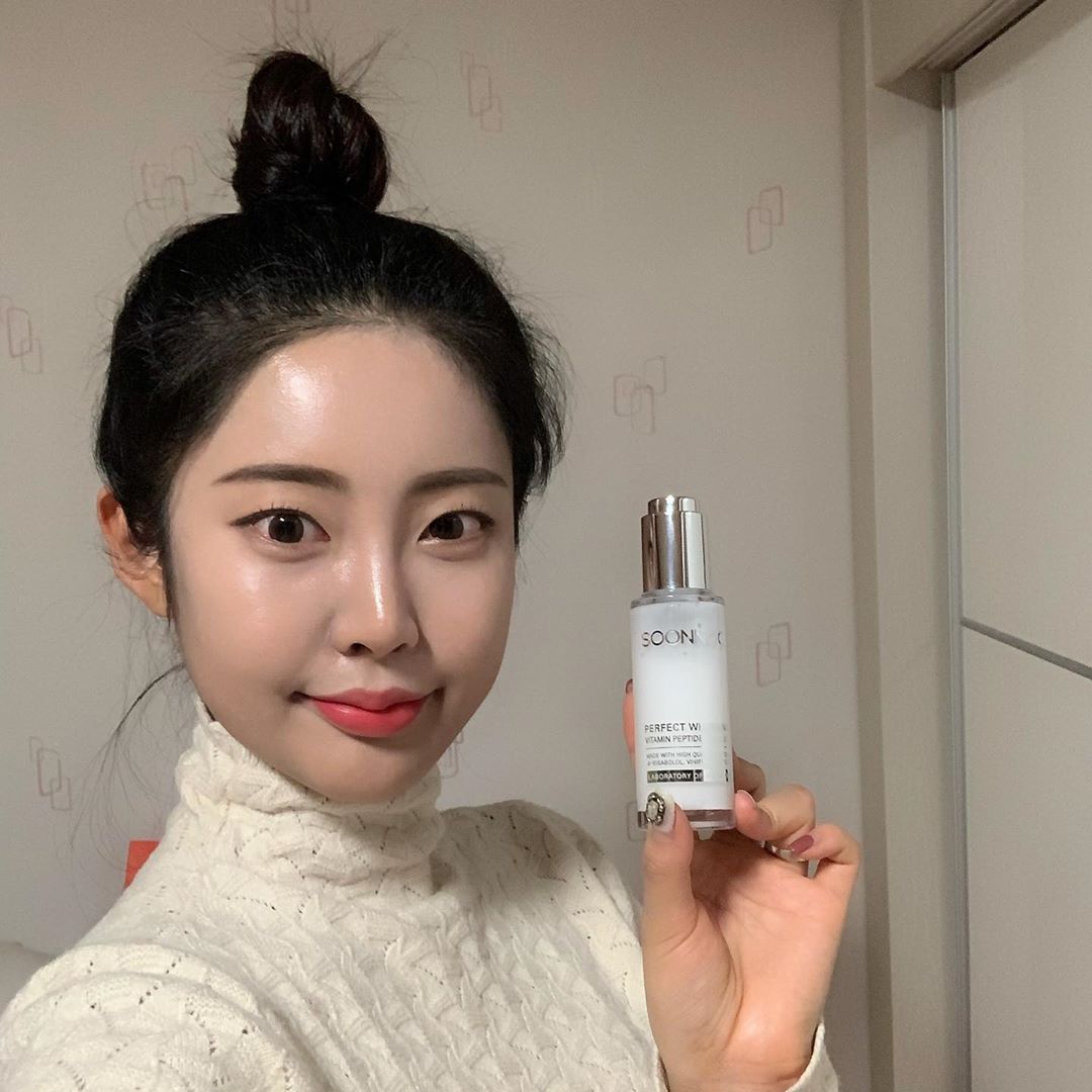 💛주희의 여행일기💛 on Instagram: “겨울되면서 찬바람으로 피부 뒤집어지고🥶 다낭 다녀오고 원래 어두웠던 피부톤이 더 어두워졌었는데,,,😭😭 요즘 매일 아침 저녁으로  #순녹미백앰플 쓰면서 피부결이 점점 돌아오고 있을뿐만아니라  속부터 점점 맑아지는 느낌😆💎 진짜 츄천!!!!!🤗 모듀들…”