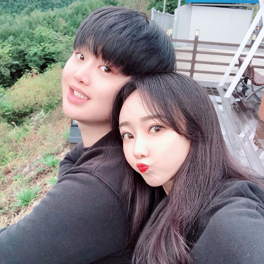수지 on Instagram: “지지고 볶은지 677일  미리 메리크리스마스가 아니라 미리 발렌타인👩‍❤️‍👨 평소 향수 수집하는 원이를 위해 포맨 시그니처&퍼퓸샤워 세트 선물했는데,  평소 센 향을 좋아하다보니 코튼+우디 계열의 섹시하고 스타일리쉬한 향을 골랐는데 굿 초이스!…”