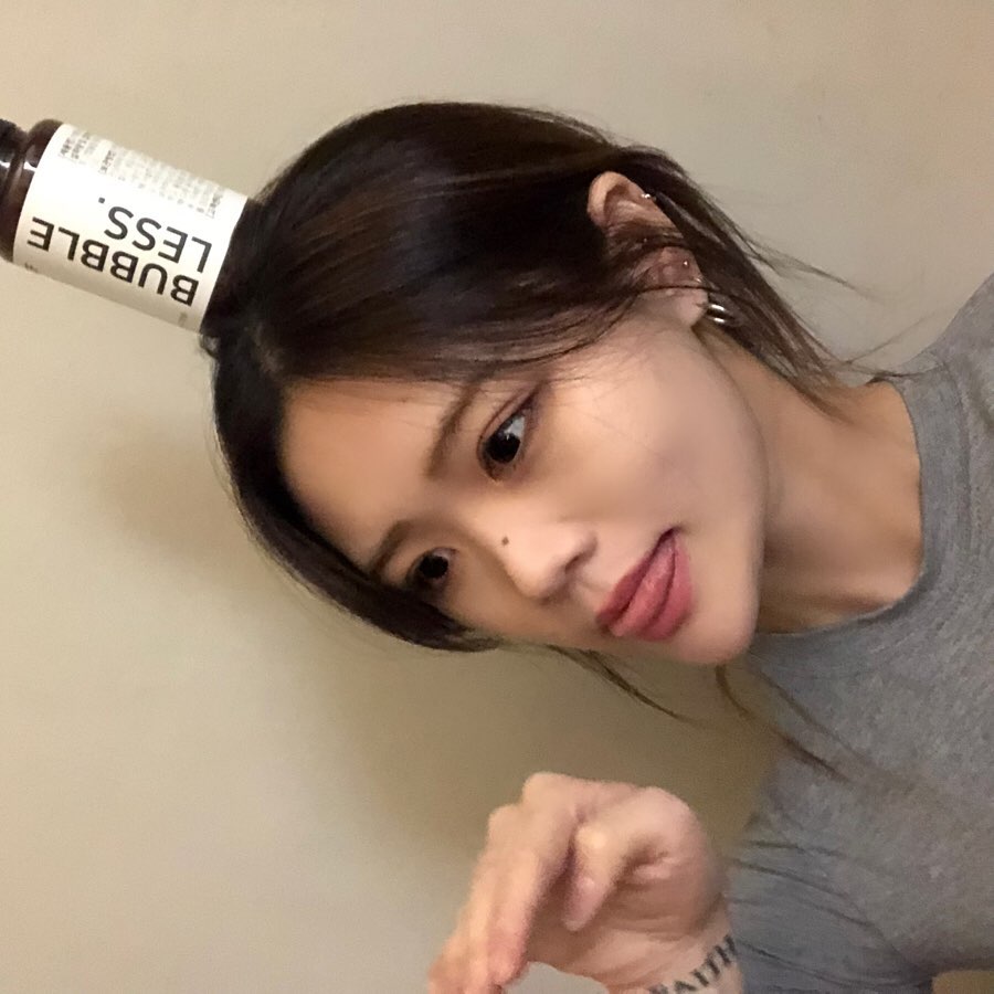 DAYE on Instagram: “나이가 드네요 영양제가 부쩍 늘어갑니다.. 열어보니 하얀 디자인 안에 새빨간 알약들이 들어있어 깜짝 놀랬어요 사진 넘겨보시면 아시겠지만, 저한테 필요한 영양분은 완벽하게 다 가지고 있는 #버블레스릴리프 🌿 활기찬 내일들을 위해서 다같이 몸을 챙깁시다…”