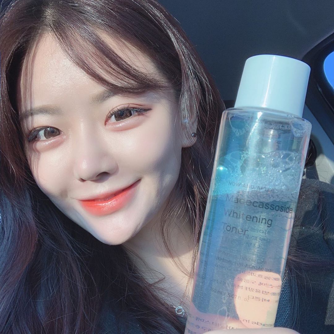 최수지(28) on Instagram: “오랜만에 리뷰!! 크림써보고 좋아서 친구한테도 선물해준 크림회사에서 토너도 나왔써효!!!! 진득한 타입의 토너라 촉촉하고 무엇보다 미백에너무좋아서 멜라닌색소에 짱짱!! 이거쓰고 피부 맨질맨질해져서 할머니가 피부에서 광난다고 지방이식 했냐고 물어봣눈데…”