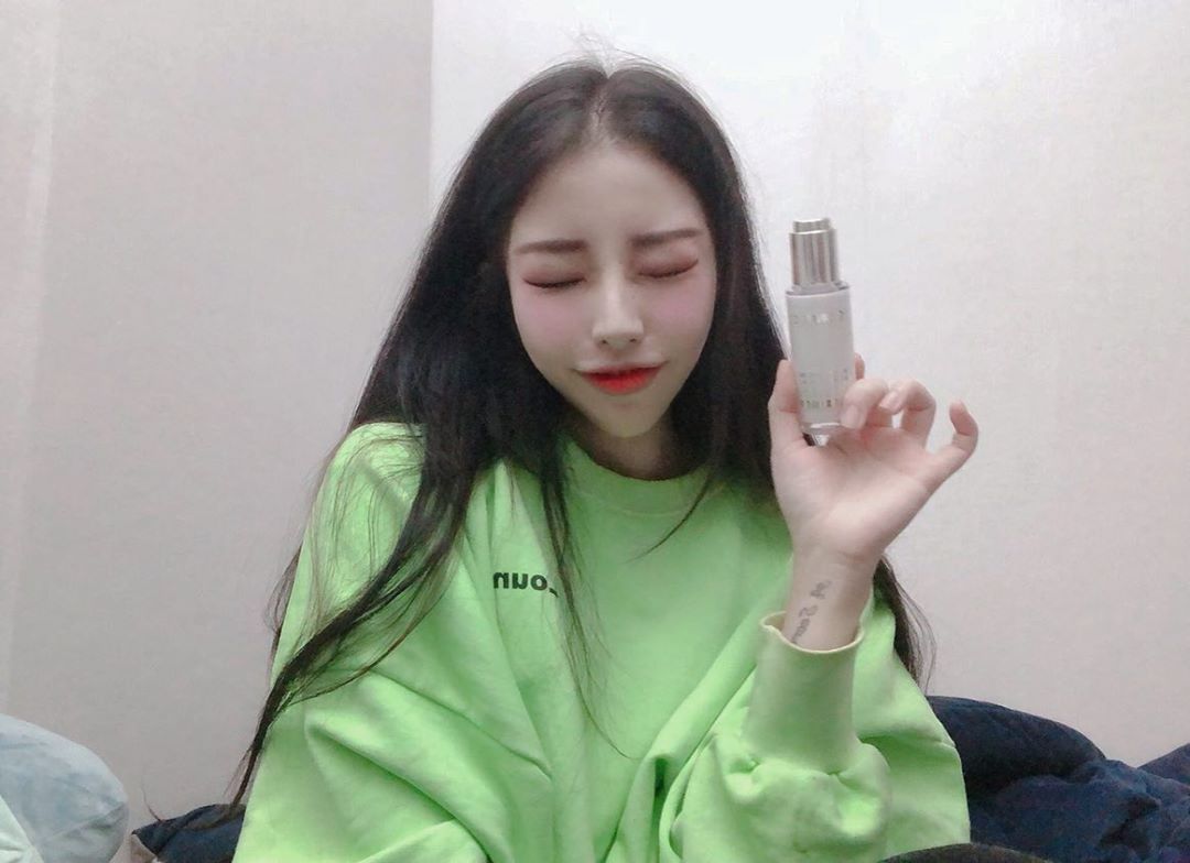 • 윤 '閏' on Instagram: “. 와 나 진짜 피부화장 안 하면 완전 누렁이 시커먼스라서 희영이가 흑인 만나는 줄 알고 놀랄까봐 미백 엠플 찾고 있다가 순녹 꺼 써봤는데, 솔직히 기대는 많이 안 했는데 셋째 날부터 눈에 띄게 피부 톤이 밝아졌어.  일주일 꾸준히 바르다 보니까…”