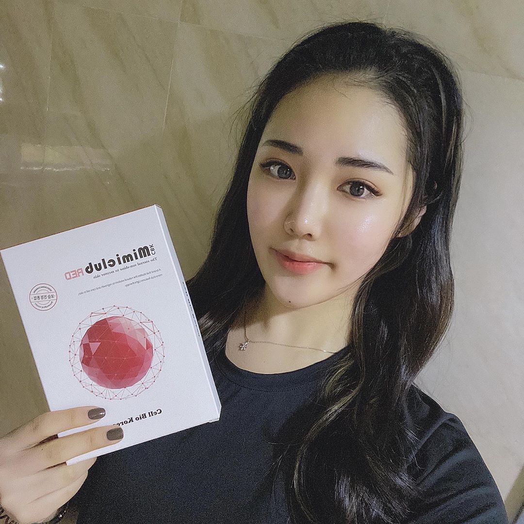 이슬 on Instagram: “#LED마스크팩✨ @mimiclub_kr . . . . ✔️RED 1,2 두가지 종류의 팩이 하나의 패키지로 들어있어서 보습충전, 진정톤업 둘다 가능 ✔️에센스, 마스크팩 시트는 기본으로 최상의 등급으로 첨가 ✔️주변의 빛을 흡수하여 빛을 발광 -…”