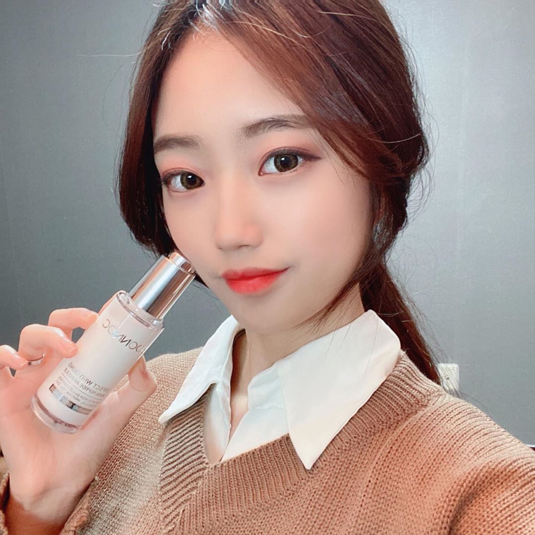 민진 on Instagram: “요즘 잠을 잘 못자서  피부가 어둡고 칙칙해진 느낌이라  스트레스 엄청 받았는데 순녹 화이트닝 앰플 쓰고나서는 확실히 피부톤도 밝아지고  얼굴이 화사해지는 느낌이였다! 또 촉촉해서 화장하기 전에 써주면  화장이 엄청 잘먹더라는,,❤️ 여러 순녹…”