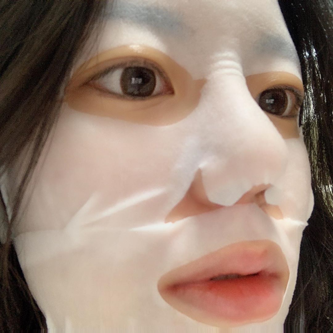 보은 on Instagram: “여자는 피부만 좋아도 반은 먹고 들어간다구 화장 전이나 자기전에 스킨으로 결 정리만 하구 붙여주면 팩 하나로 물광화장 완성 ㅇㄱㄹㅇ #배러모스트 #그리니쉬슈퍼카밍마스크 #ad #초록마스크”