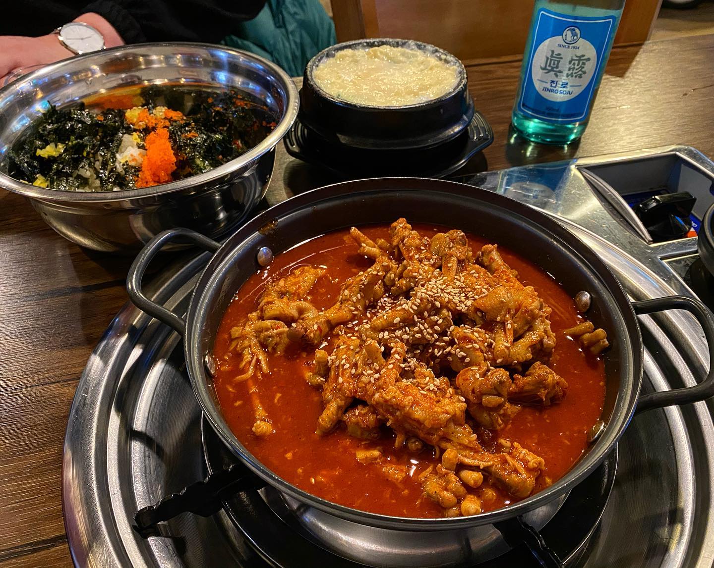[ #음성 #신꼬닭발 ] #닭발맛집
-
#닭발세트 17,000 (닭발만 13,000)
-
진짜 오랜만에 닭발을 먹었는데 맛집을 찾았습니다 한신보다 맛있어요 !!
제가 매운 걸 잘 못 먹어서 한신은 먹다가 중반에 포기하는데 여기는 한신보다 매워도 끝까지 다 먹은 걸 보니 못 먹는 편도 아닌 것 같아요
-
닭발이 무려 13,000원이에요 통뼈국물닭발 추천해요 발골도 사르르 쉬워요 양은 많고 맛있는데 저렴하니 그대로 단골이 됩니다 주먹밥과 계란찜까지 세트로 먹어야돼요
-
아기들이 너무 이뻐서 과자를 줬더니 서비스로 큰 쿨피스를 주셨어요 잘 먹었습니당 모든 메뉴가 포장이라서 또 갈 것 같아요
-
#국물닭발 #음성맛집 #닭발추천 #한신닭발 #위꼴 #먹팔 #먹스타소통 #인친소통 #좋반테 #좋반사 #첫줄반사 #첫줄좋반 #팔로우반사 #맞팔댓 #먹스타맞팔 #음성여행 #야식그램 #술스타그램 #좋아요반사 #맛집기행 #맛집블로그 #전국맛집 #현지인맛집 #instadaily #충북맛집 #맞팔100