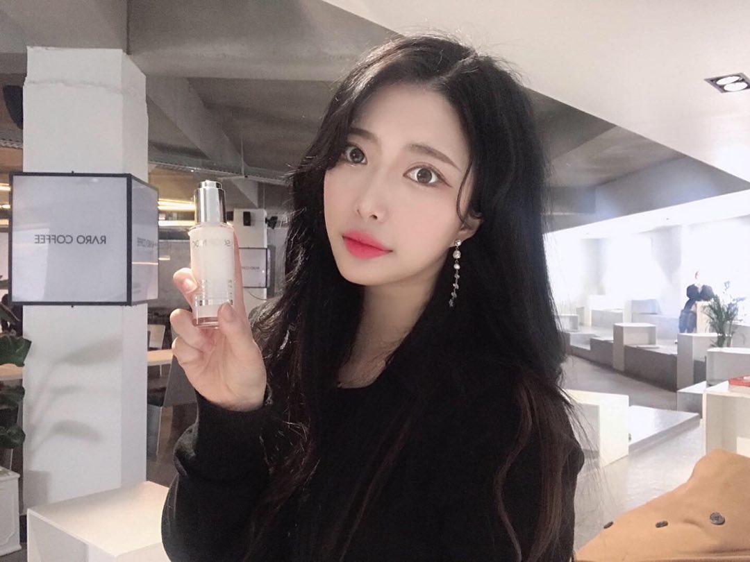 ZE on Instagram: “🧚🏻‍♀️순녹 퍼펙트 화이트닝 앰플🧚🏻‍♀️ ⠀ 하얀피부를 만들어주는 순녹앰플은 피부미백 활성에 도움되는 비타민 펩타이드 성분으로 믿고 쓸 수 있어요 . 건성 복합성 지성 모든 피부타입에게 올겨울에 필요한 수분촉촉 아이템이에요. 2주간 사용해보면서…”