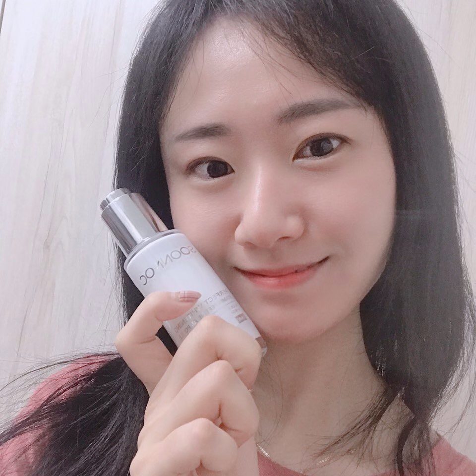 서기영 on Instagram: “#soonnoc #순녹 #미백앰플
꾸준히 쓰고 있는 순녹미백앰플🥰
로션같은 제형으로 쫀쫀하고 촉촉해서 미백이랑 진정을 한번에 잡아준다링💕
요즘 계속 마스크하니까 건조하고 칙칙해졌는데 쓰기 전보다 훨씬 피부가 밝아진 것 같아서 맘에 드는 제품😍”