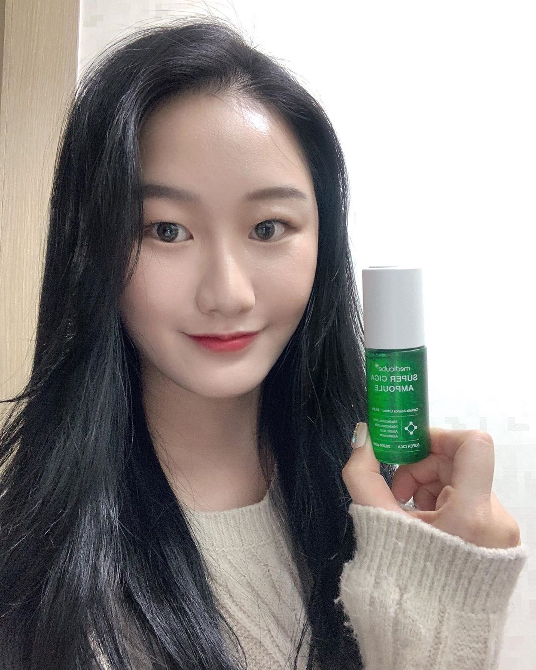 일상 on Instagram: “요새 추운날씨와 건조한 공기때문에 피부가 예민해졌는데 #손상피부케어 에 좋은 #슈퍼시카앰플 사용하고나서부터 클렌징 후에 건조해서 피부가 따갑던 거 사라졌어요!  #피부진정 에 진짜 효과 최고인듯 !! 다른 앰플 여러 개 사용해봤지만 바를때마다 겉도는…”
